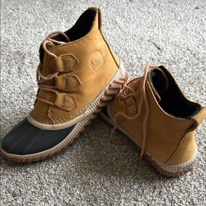 Sorel Lace Up Boots Tan and Black Waterproof Design